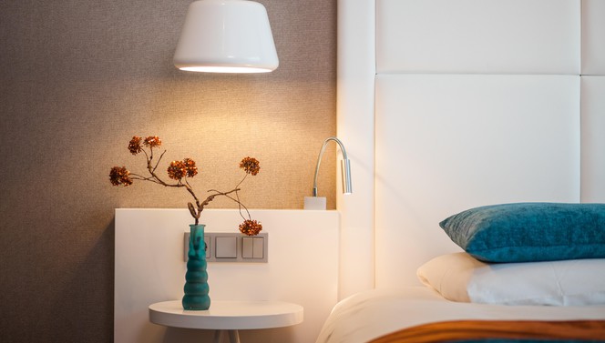 Comfortabele hotelkamer met bed en accessoires